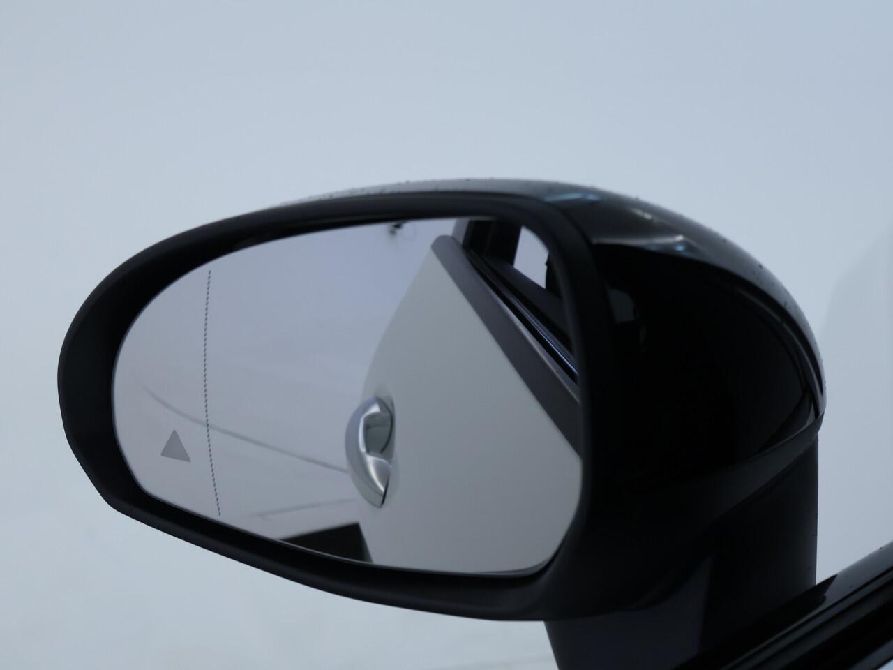 Mercedes-Benz GLC-KLASSE 300 e 4MATIC AMG P AMG Line Premium Plus | Alarm Klasse 3 | Trekhaak | Night Pakket | Distronic | Panorama Schuif-Kanteldak. Inclusief 24 maanden MB Certified garantie voor Europa.