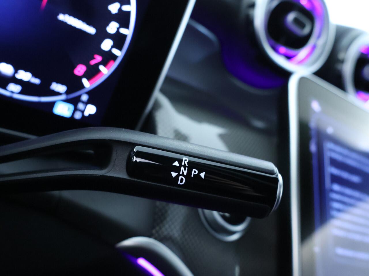 Mercedes-Benz GLC-KLASSE 300 e 4MATIC AMG P AMG Line Premium Plus | Alarm Klasse 3 | Trekhaak | Night Pakket | Distronic | Panorama Schuif-Kanteldak. Inclusief 24 maanden MB Certified garantie voor Europa.