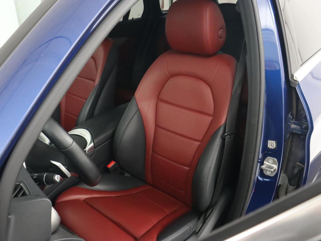 Mercedes-Benz GLC-KLASSE 300e 4Matic AMG | Panoramadak | Two-Tone Leder | 360 Camera | Stoelverwarming | Burmester | Carplay | Digital Cockpit | Keyless | Navigatie | Sfeerverlichting | PHEV | Plug In