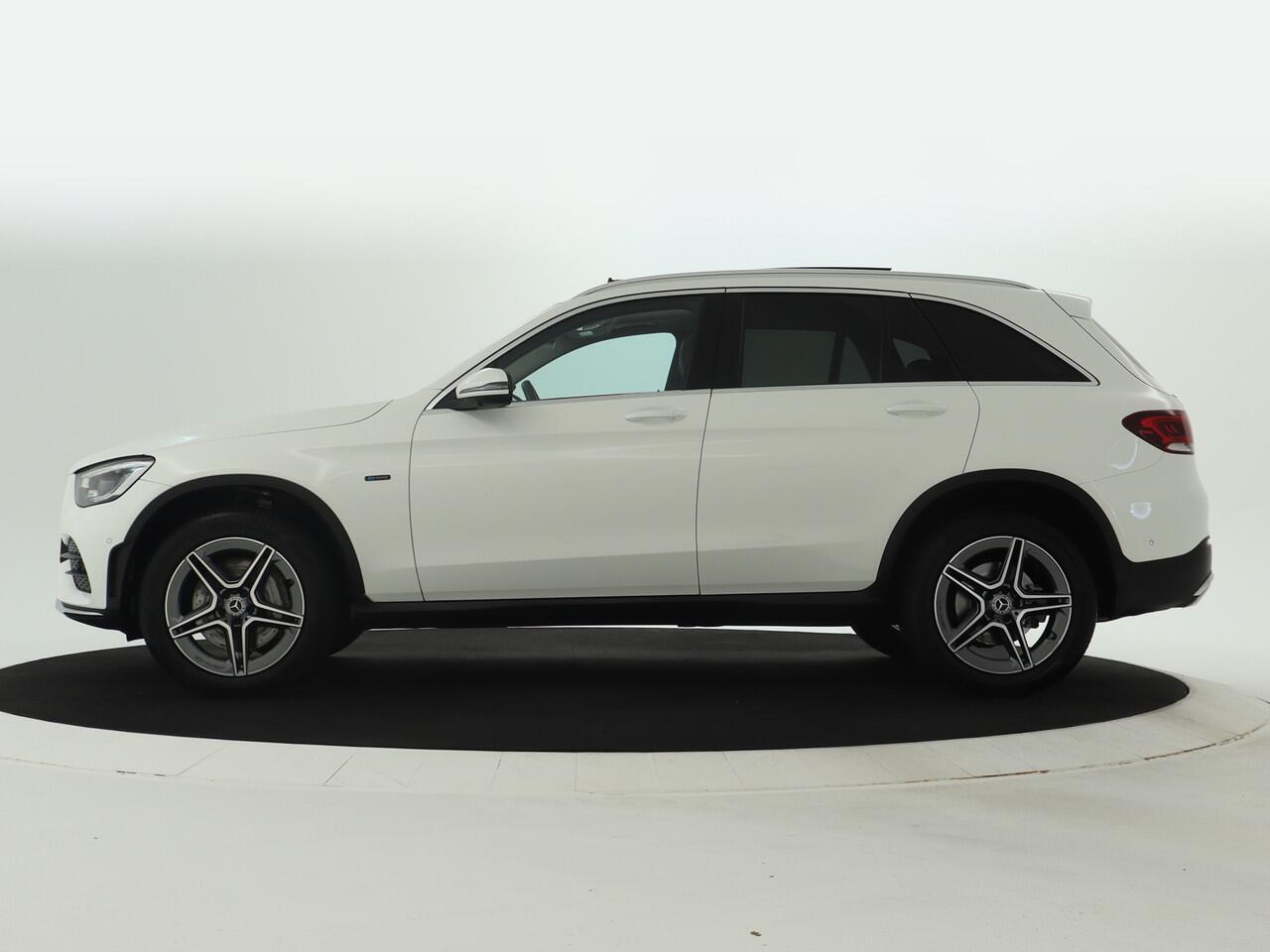 Mercedes-Benz GLC-KLASSE 300 e 4MATIC Premium Plus | Panoramadak | Trekhaak | Nightpakket | Inclusief 24 maanden MB Certified garantie voor Europa.