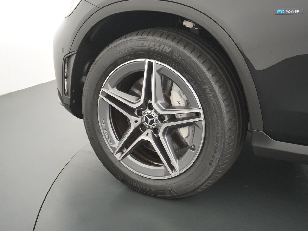 Mercedes-Benz GLC-KLASSE 300e AMG 4Matic // Panoramadak // Burmester // 360 Camera // Keyless // Carbon // Sfeerverlichting // Carplay