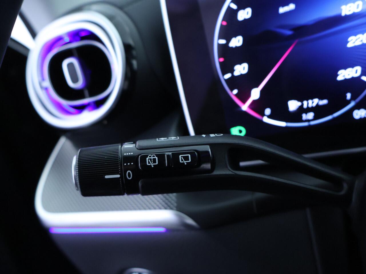 Mercedes-Benz GLC-KLASSE 300 e 4MATIC Plug-In Hybride Trekhaak | Sfeerverlichting | 19 Inch Velgen | Stuur en Stoelverwarming | Memory Voorstoelen. Inclusief 24 maanden MB Certified garantie voor Europa.