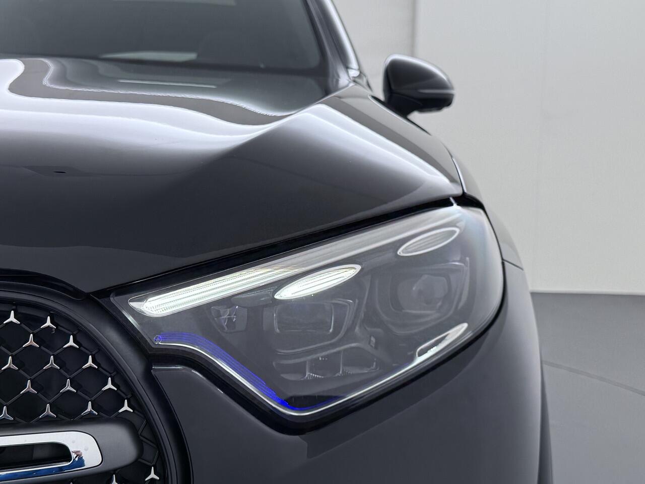 Mercedes-Benz GLC-KLASSE 300e AMG 4Matic // Burmester // Trekhaak // Panoramadak // Distronic // Rijassistentie pakket // Leder // Memory // 360 Camera // Alarm // Treeplanken