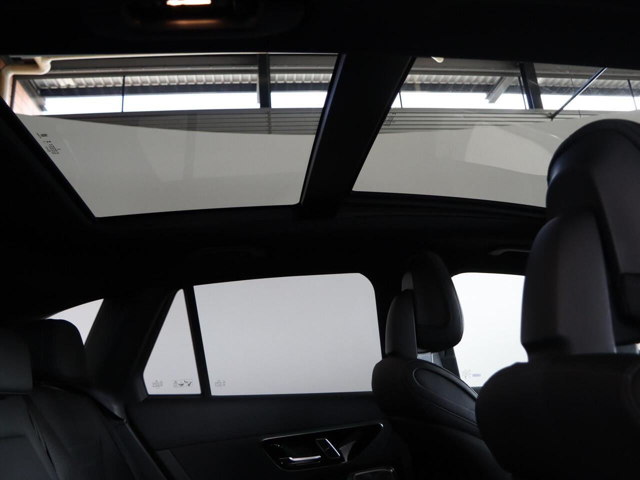 Mercedes-Benz GLC-KLASSE 300e 4MATIC Sport Edition | Panoramaschuifdak | Premium Plus | Night | Rijassistentiepakket Plus | Burmester | Trekhaak