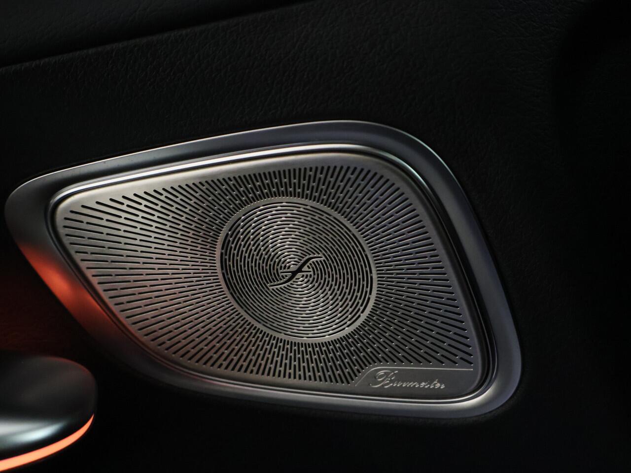 Mercedes-Benz GLC-KLASSE 300 e 4MATIC AMG Plug-In Hybride AMG line | Night Pakket | Panorama Schuif-Kanteldak | 20" multispaaks lichtmetalen AMG velgen | 360° camera. Inclusief 24 maanden MB Certified garantie voor Europa.