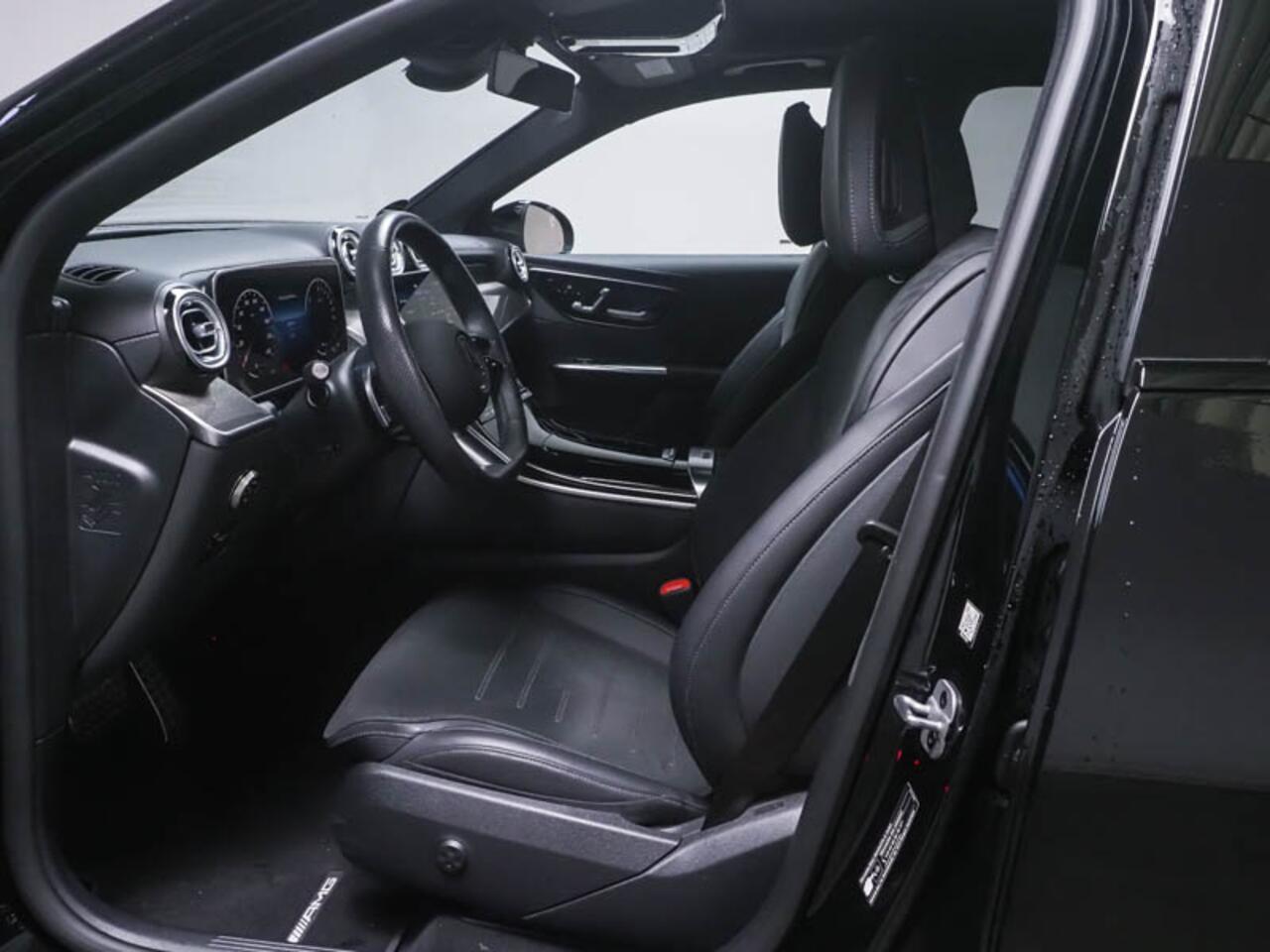 Mercedes-Benz GLC-KLASSE 300 e 4MATIC AMG Plug-In Hybride Edition AMG-Line | Panorama Schuif-Kanteldak | Alarm Klasse 3 | Trekhaak| Digital Licht | Night Pakket | Stuur en Stoelverwarming. Inclusief 24 maanden MB Certified garantie voor Europa.