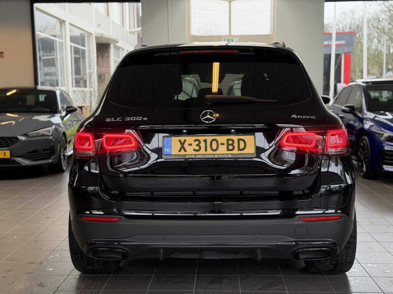 Mercedes-Benz GLC-KLASSE 300e 4MATIC Premium AMG PANO / BURMESTER / CAM /