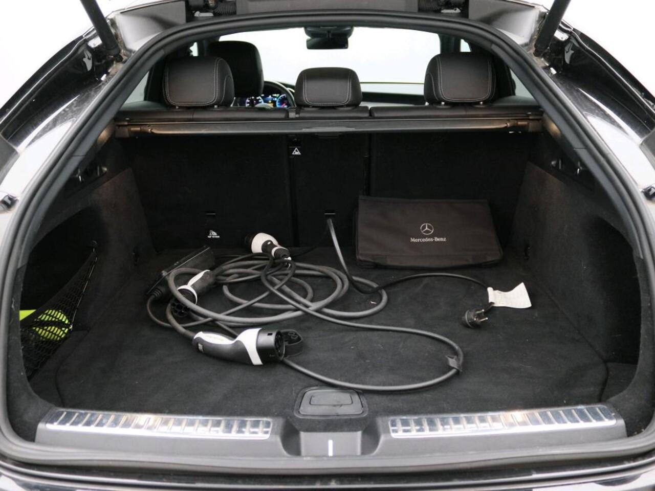 Mercedes-Benz GLC-KLASSE Coupé 300 e 4MATIC AMG Nightpakket | Schuifdak | Alarm | Burmester® | Keyless Go | 360° Camera | Sfeerverlichting | Inclusief 24 maanden Mercedes-Benz Certified garantie voor Europa.