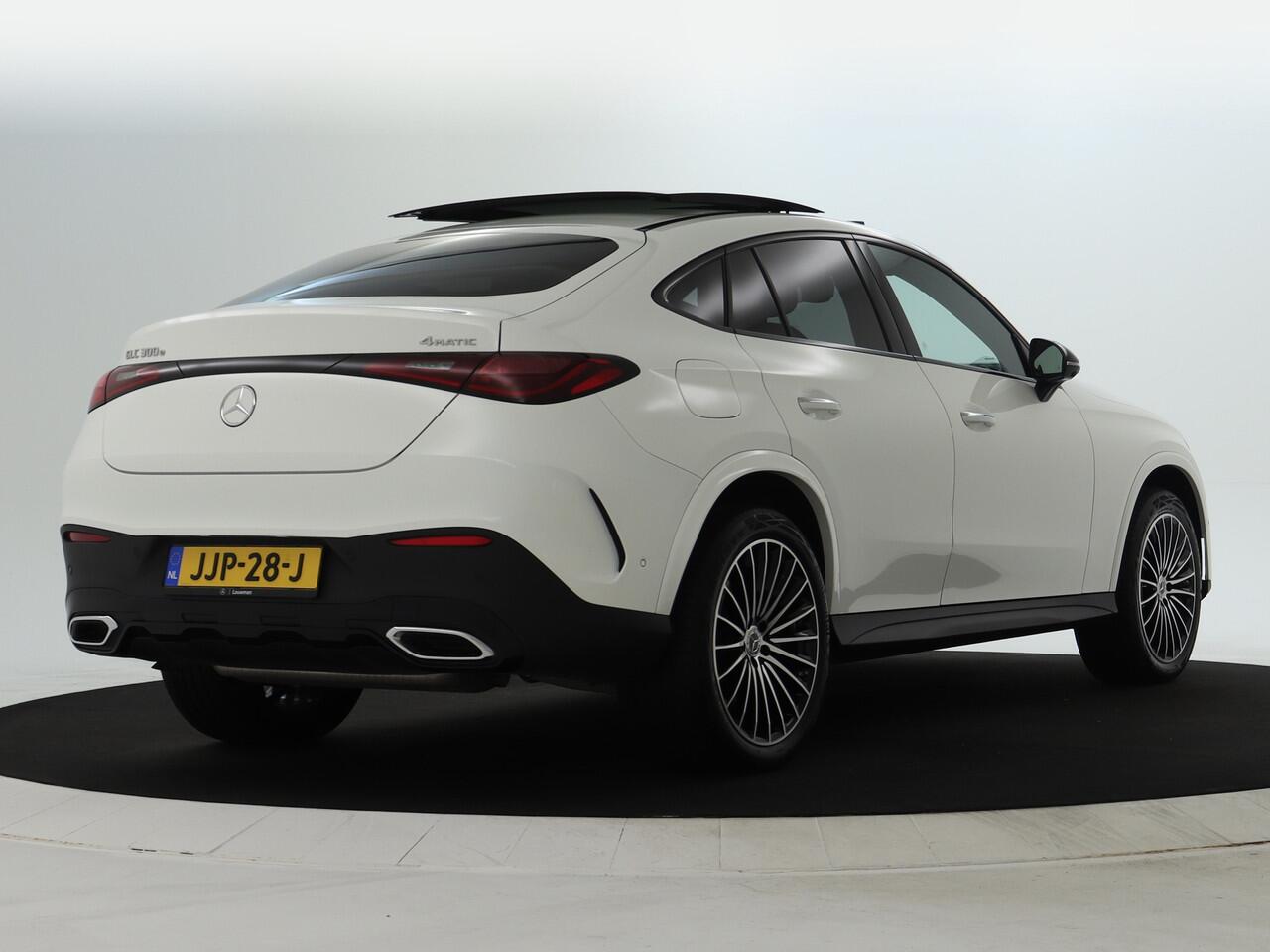 Mercedes-Benz GLC-KLASSE Coupé 300 e 4MATIC AMG Plug-In Hybride | AMG Line | Night Pakket | Panorama Schuif-Kanteldak Rijassistentiepakket plus | Head-up-Display. Inclusief 24 maanden MB Certified garantie voor Europa.