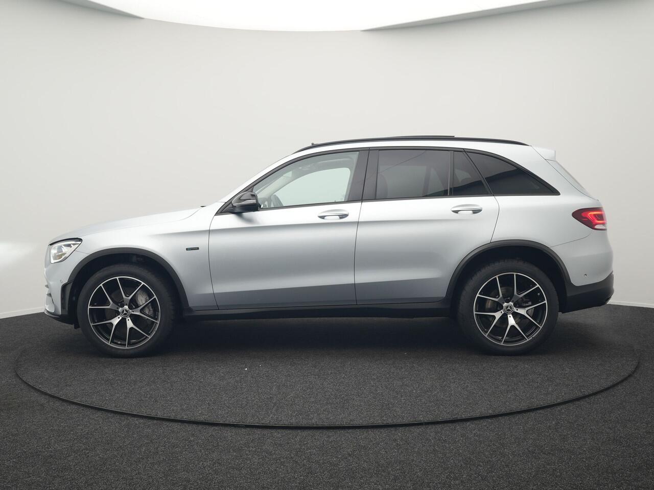 Mercedes-Benz GLC-KLASSE 300e 4MATIC AMG Plug In Hybrid 320pk Dealer O.H PHEV | Panodak | Adaptive Cruise | Burmester Audio | Camera | 20"L.M | Lederen Sportstoelen Verwarmd | Apple Carplay | Blis | Sfeerverlichting | Navigatie | DAB |