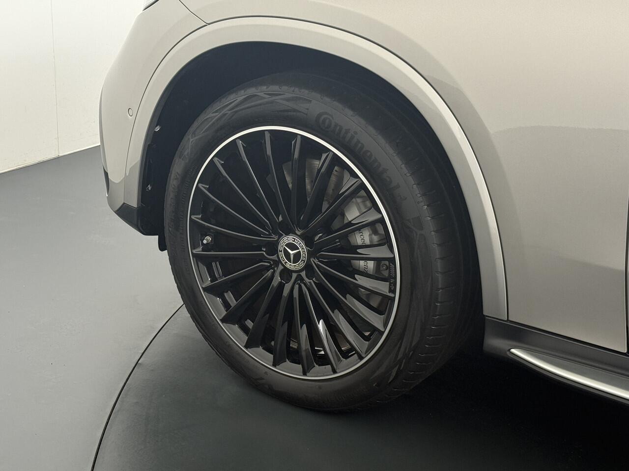 Mercedes-Benz GLC-KLASSE 400e 4Matic AMG 381PK // Airmatic // Trekhaak // Panoramadak // Achteras besturing // Memory // Treeplanken // 20 inch // Camera