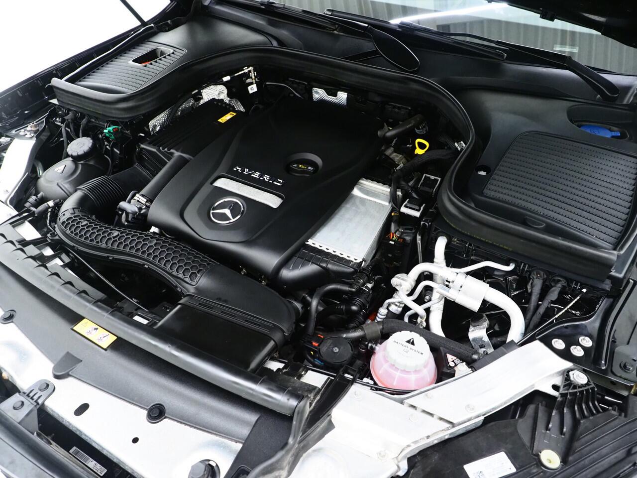 Mercedes-Benz GLC-KLASSE 300e 4MATIC AMG | Panoramadak | Trekhaak | Camera | Cruise | DAB | Stoelverwarming