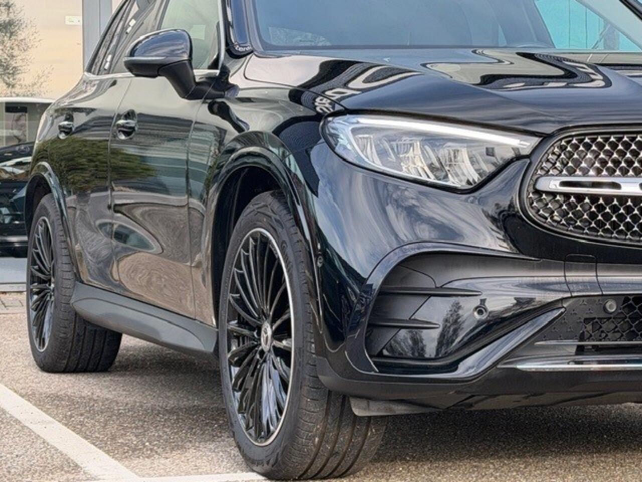 Mercedes-Benz GLC-KLASSE 300e 4MATIC AMG I Airmatic l Gestuurde achteras l Panoramadak l Burmester l Distronic l LED met adaptief groot licht assistent l Memory l MBUX l Wegklapbare trekhaak l Sfeerverlichting l 360 Camera | Techniek- pakket l Winter pakket l Smartphone integrati