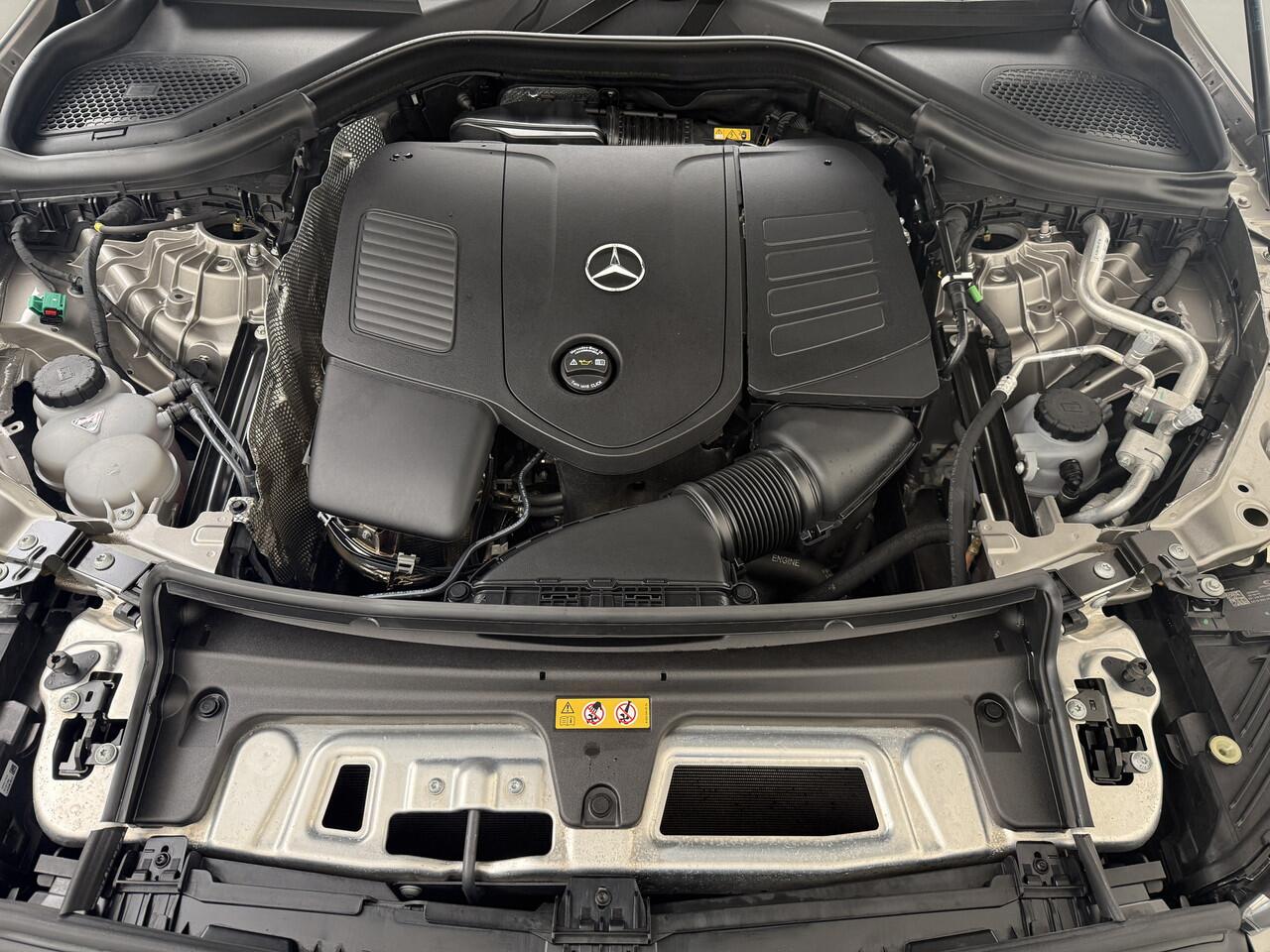 Mercedes-Benz GLC-KLASSE 400e 4Matic AMG 381PK // Airmatic // Trekhaak // Panoramadak // Achteras besturing // Memory // Treeplanken // 20 inch // Camera