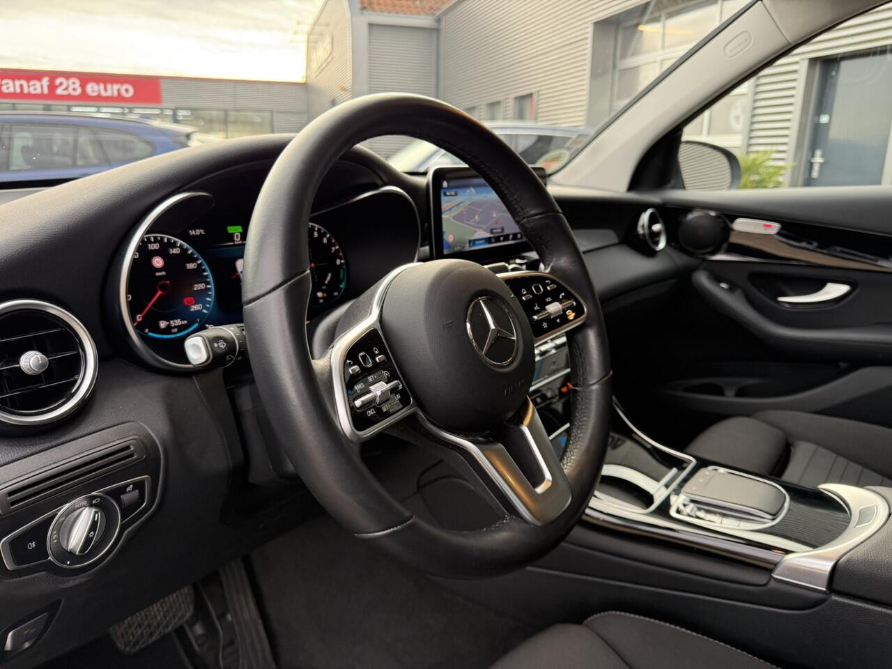 Mercedes-Benz GLC-KLASSE 300e 4MATIC Advantage Carplay Stoelverwarming Achteruitrijcamera LED 20 inch