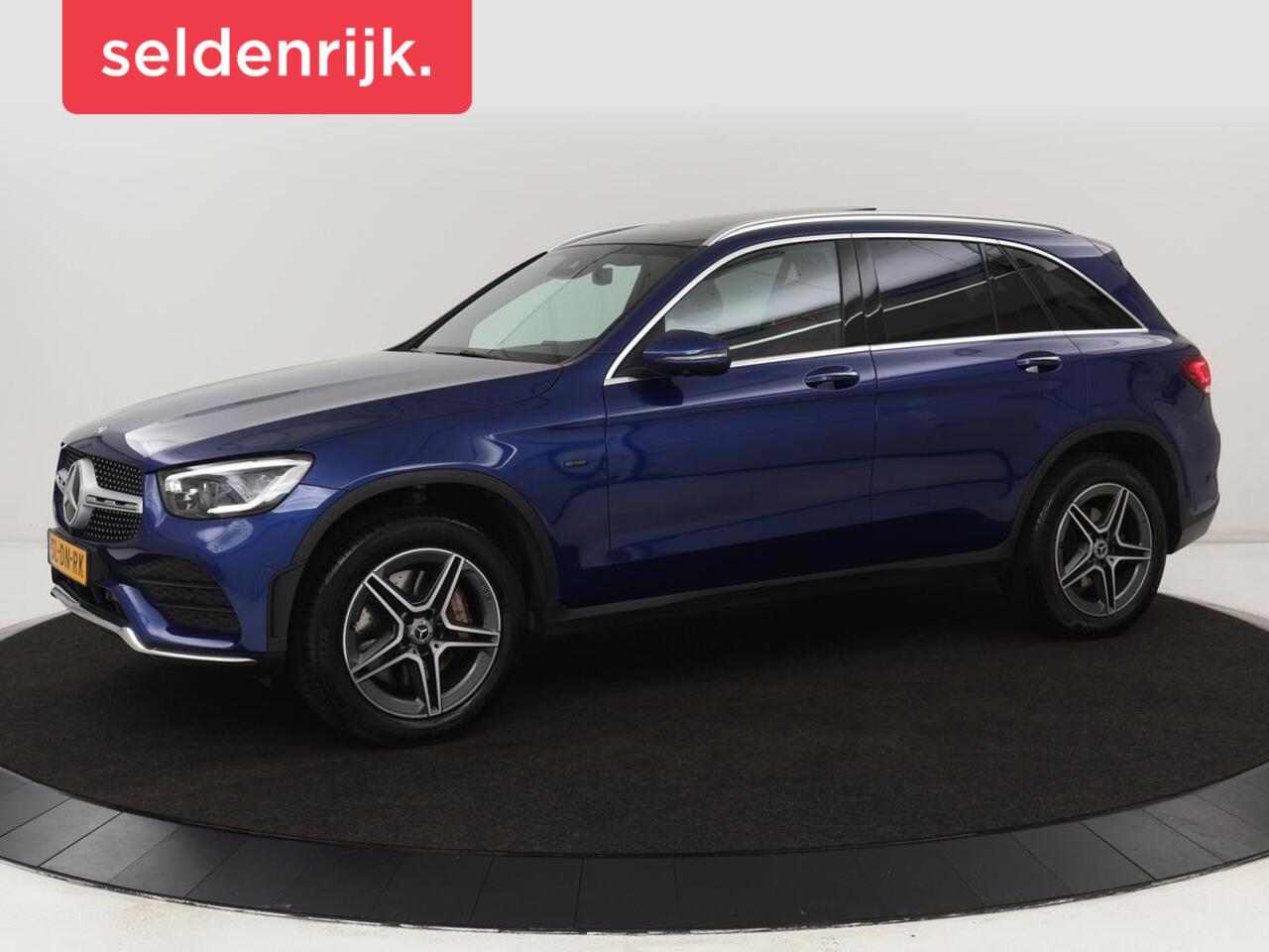 Mercedes-Benz GLC-KLASSE 300e 4Matic AMG | Panoramadak | Two-Tone Leder | 360 Camera | Stoelverwarming | Burmester | Carplay | Digital Cockpit | Keyless | Navigatie | Sfeerverlichting | PHEV | Plug In