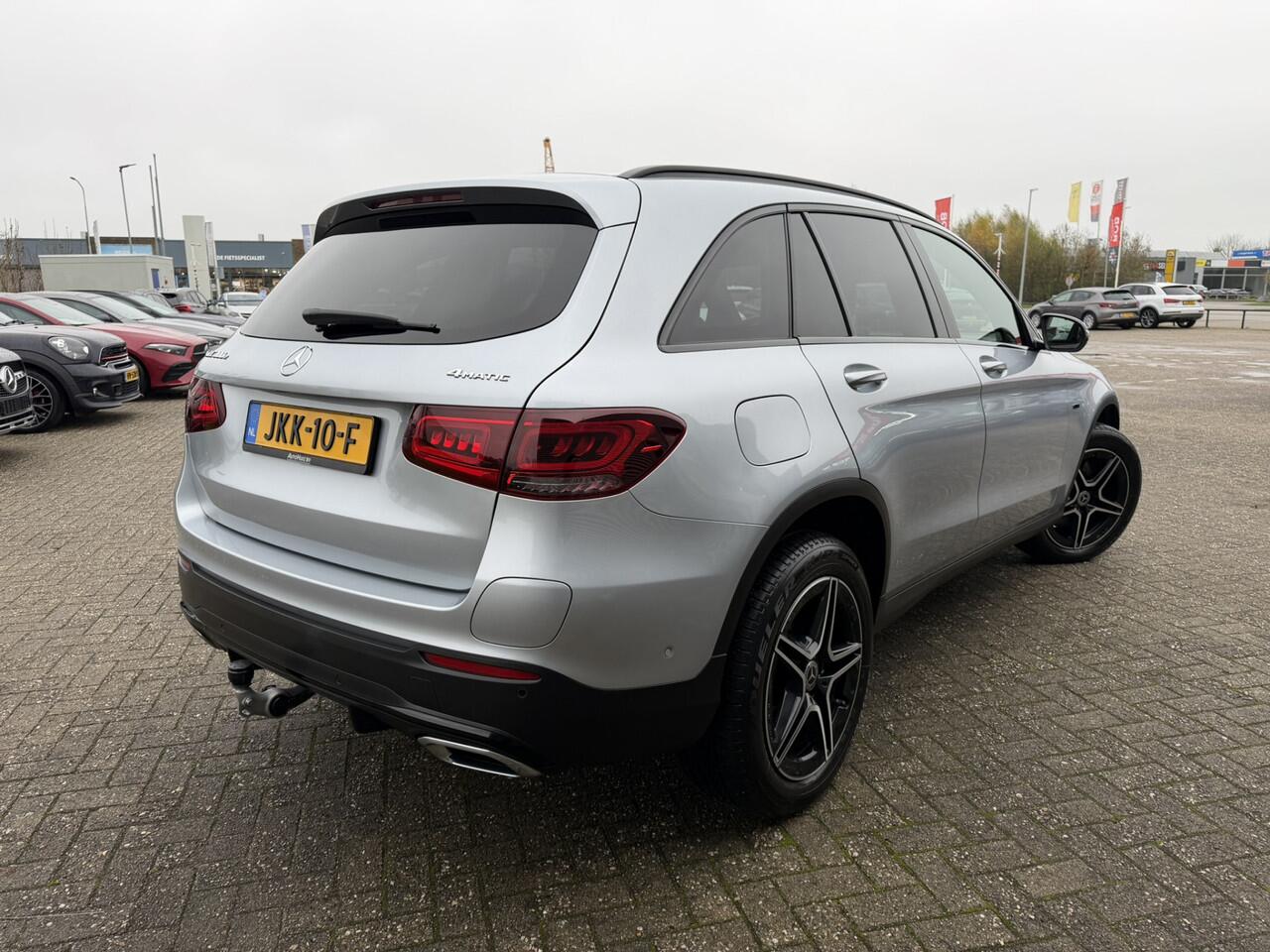 Mercedes-Benz GLC-KLASSE 300e 4MATIC AMG-Line LED Panoramadak Trekhaak 19 Inch Achteruitrijcamera PDC Carplay