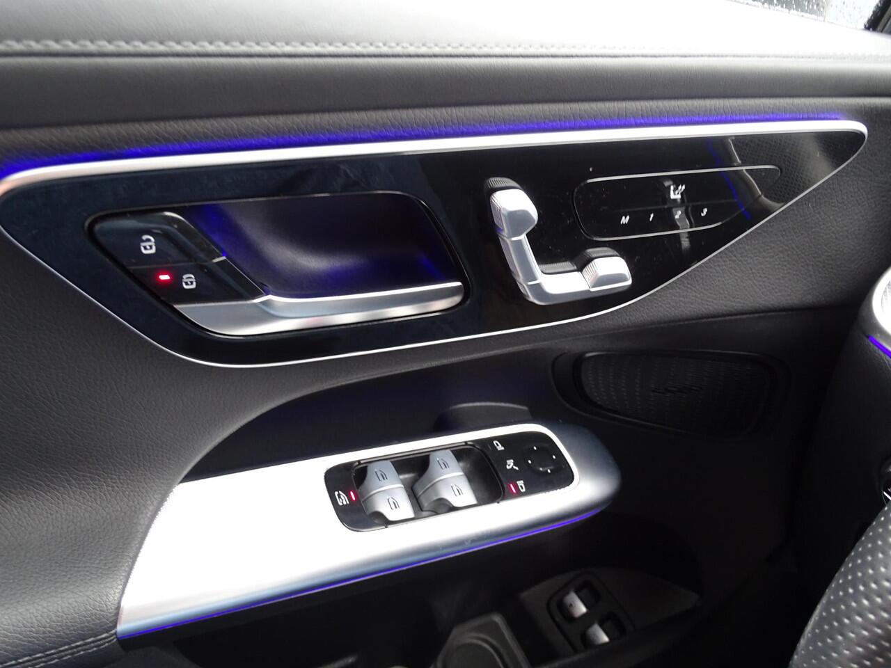 Mercedes-Benz GLC-KLASSE 300e 4MATIC AMG Line AMG LINE | NIGHT PAKKET | LUCHTVERING | ADAPTIVE CRUISE CONTROL | 360 CAMERA | SFEERVERLICHTING | PANORAMADAK | ELEKTRISCHE STOELEN | STOELVERWARMING | ELEKTRISCH ACHTERKLEP