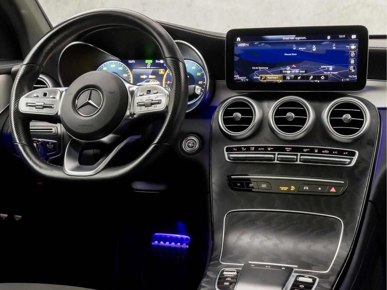 Mercedes-Benz GLC-KLASSE 300e 4MATIC AMG Line Coupe 320Pk Automaat (SCHUIFDAK, VIRTUAL COCKPIT, SFEERVERLICHTING, LEDER/ALCANTARA, 360 CAMERA, GROOT NAVI, STOELVERWARMING, NIEUWSTAAT)