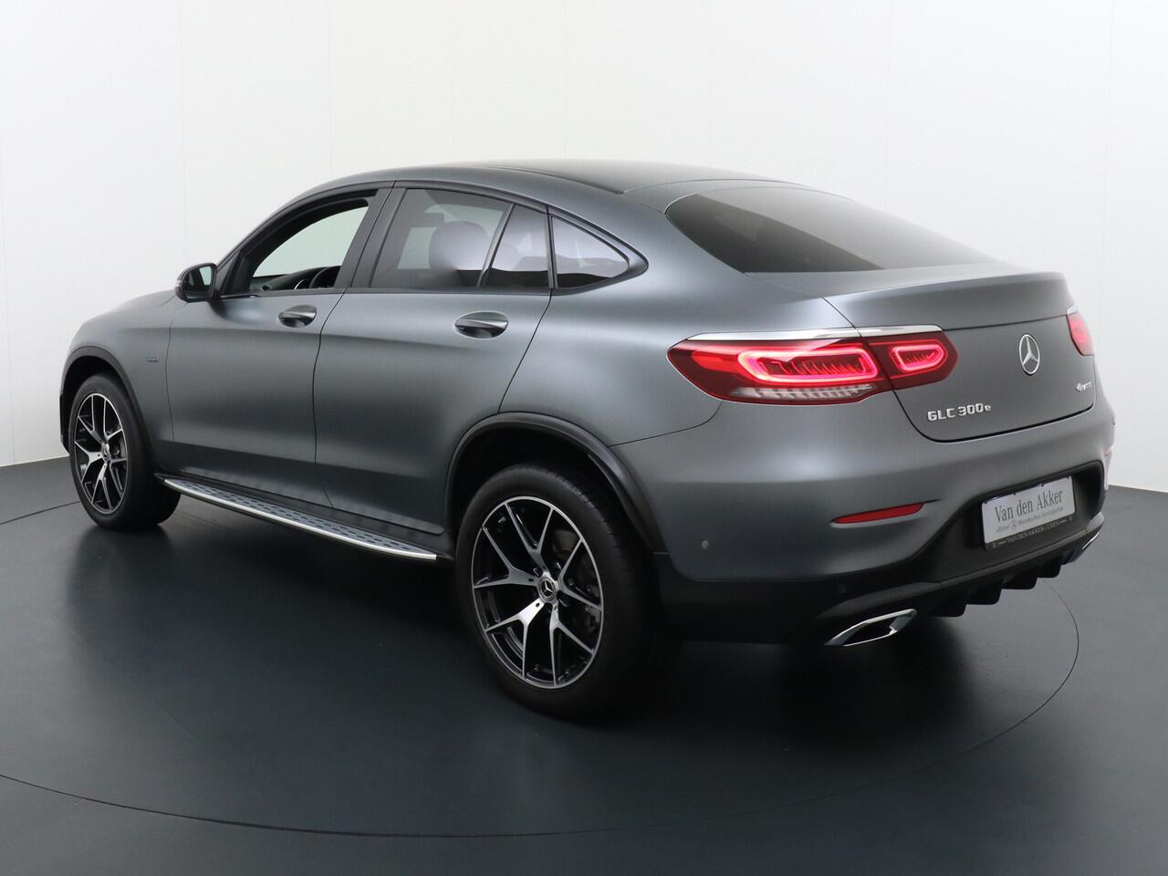 Mercedes-Benz GLC-KLASSE 300e Coupé AMG 4Matic // Burmester / Magno Grijs // 20 inch // Treeplanken // Night pakket