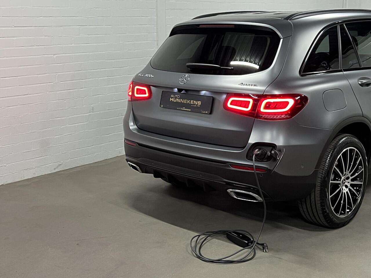 Mercedes-Benz GLC-KLASSE 300e 4MATIC AMG Open dak | Adaptive cruise | Stoel-/stuurverwarming | Head-up | Memory | *17.801 km* *originele kleur*