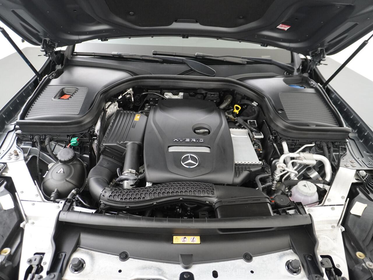 Mercedes-Benz GLC-KLASSE 300e Coupé AMG 4Matic // Burmester / Magno Grijs // 20 inch // Treeplanken // Night pakket