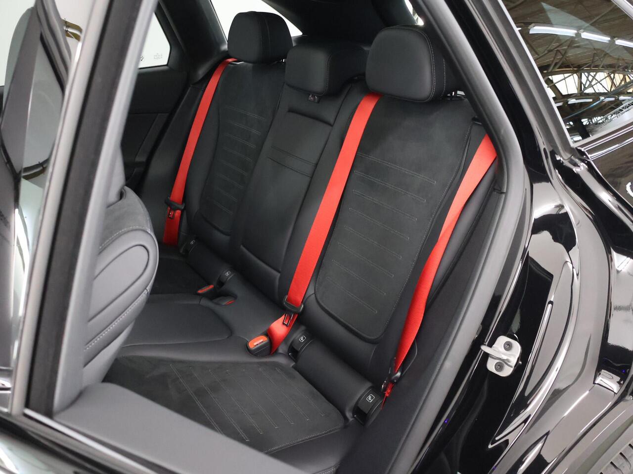 Mercedes-Benz GLC-KLASSE 300e 4MATIC AMG Line | Trekhaak | Panoramadak | Treeplanken | Premium pakket | Night pakket |