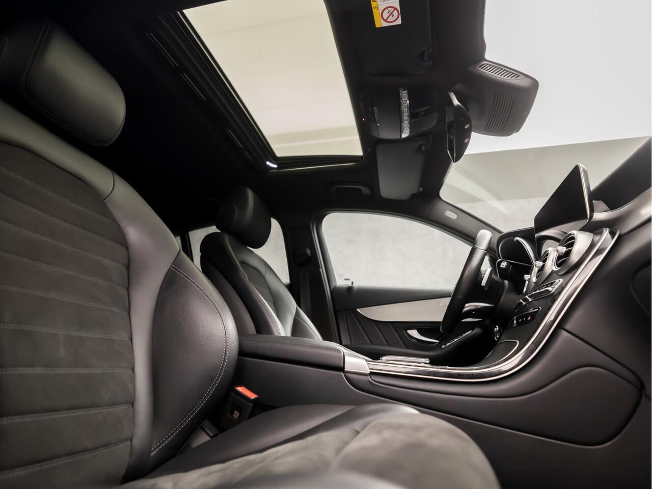 Mercedes-Benz GLC-KLASSE 300e 4MATIC AMG Line Coupe 320Pk Automaat (SCHUIFDAK, VIRTUAL COCKPIT, SFEERVERLICHTING, LEDER/ALCANTARA, 360 CAMERA, GROOT NAVI, STOELVERWARMING, NIEUWSTAAT)