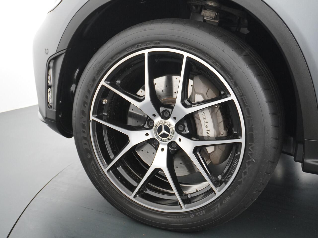 Mercedes-Benz GLC-KLASSE 300e Coupé AMG 4Matic // Burmester / Magno Grijs // 20 inch // Treeplanken // Night pakket