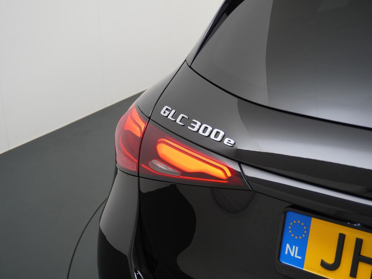 Mercedes-Benz GLC-KLASSE 300 e 4MATIC AMG Line | Achterasbesturing Luchtvering Burmester Head-Up Trekhaak Memory