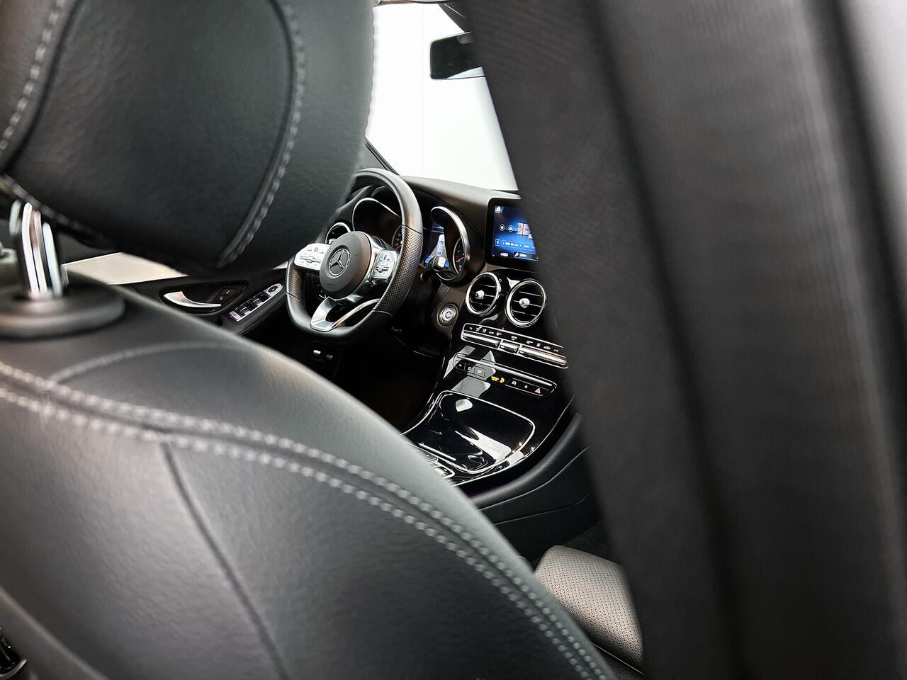 Mercedes-Benz GLC-KLASSE Coupé 300 e 4MATIC Business Solution AMG | Achteruitrijcamera | Apple CarPlay | Treeplanken | Spoiler | Inclusief 24 maanden MB Certified garantie voor Europa.