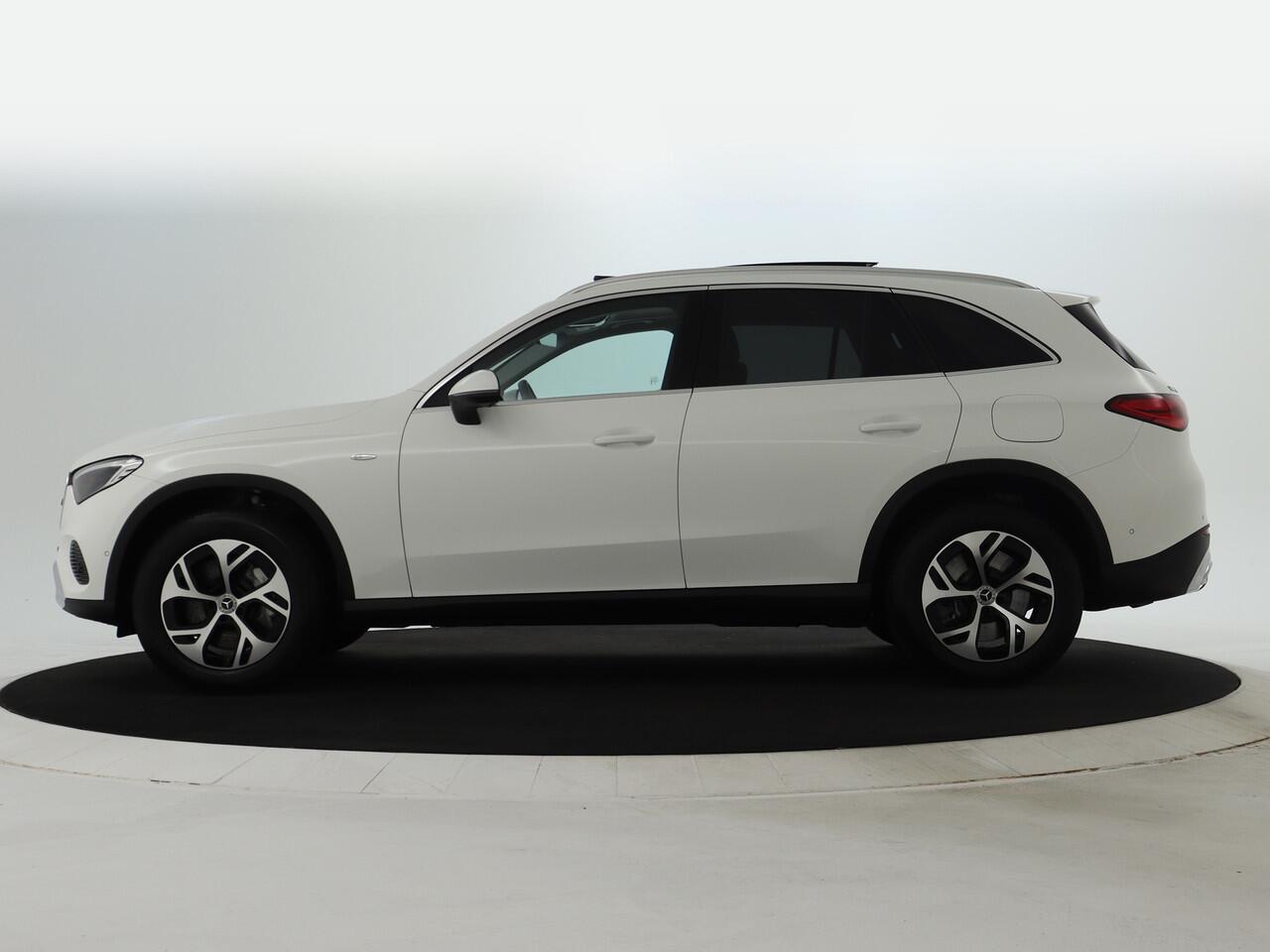Mercedes-Benz GLC-KLASSE 300 e 4MATIC Plug-In Hybride Avantgarde Advanced Plus | Trekhaak Panorama Schuif-Kanteldak | Memory Pakket Voorstoelen | Stuur en Stoelverwarming. Inclusief 24 maanden MB Certified garantie voor Europa.