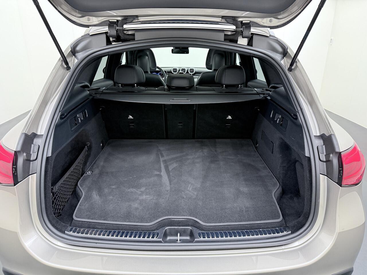 Mercedes-Benz GLC-KLASSE 300e AMG 4Matic // Trekhaak // Distronic // Panoramadak // 360 Camera // Memory // Night Pakket // Digital Light