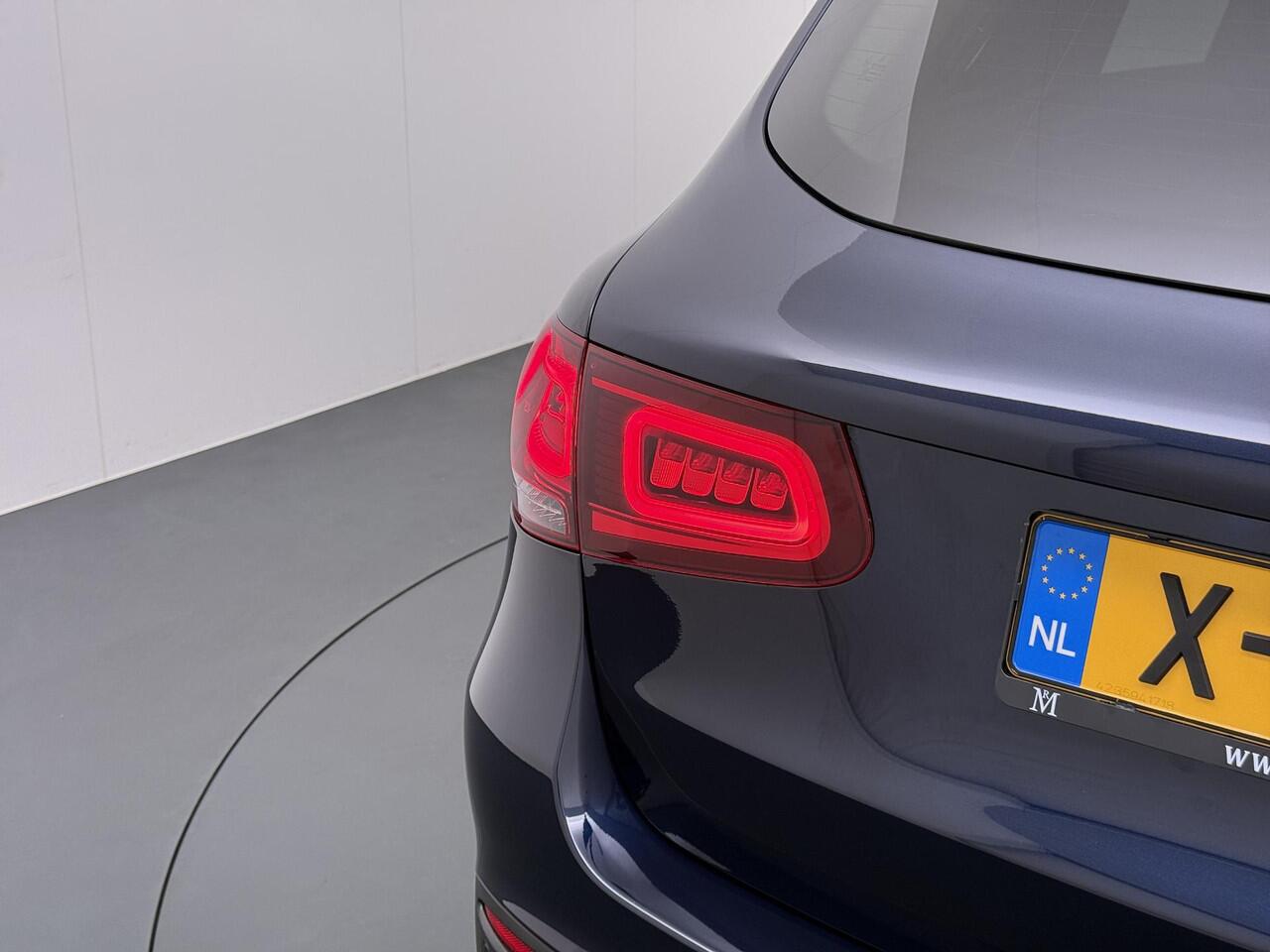 Mercedes-Benz GLC-KLASSE 300e 4MATIC Premium Plus | PHEV PLUG-IN HYBRIDE | MEGA VETTE AUTO | PANORAMA DAK | 20INCH | CAMERA | ELEKTRISCHE KLEP | KEYLESS ENTRY + START | DODEHOEK | RIJKLAAR + 12 MND BOVAG GARANTIE!