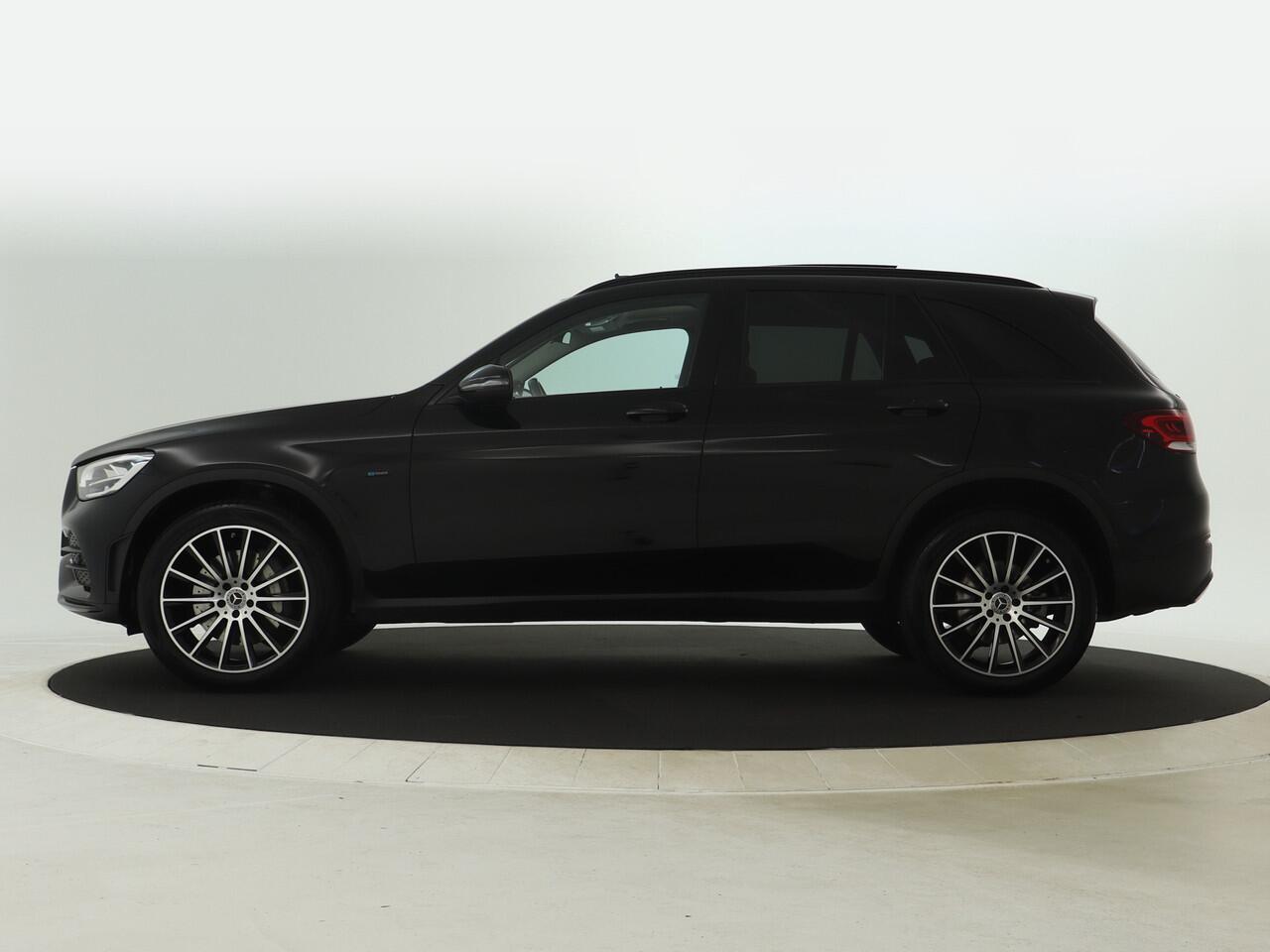 Mercedes-Benz GLC-KLASSE 300 e 4MATIC AMG Plug-In Hybride | Night Pakket | Panoramadak | 20 Inch AMG Velgen | Inclusief 24 maanden MB Certified garantie voor Europa.