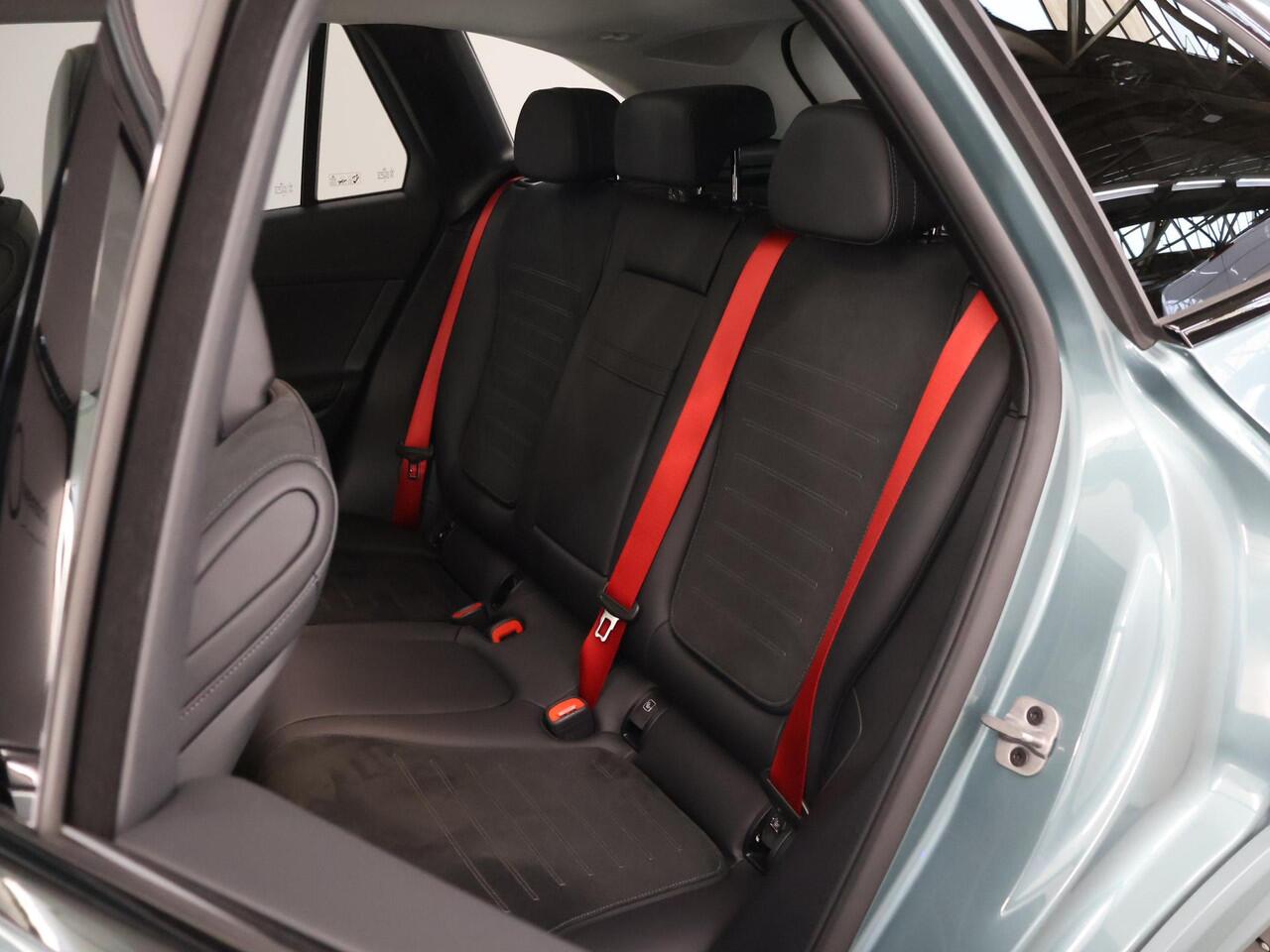 Mercedes-Benz GLC-KLASSE 300e 4MATIC AMG Line | Premium | 360 camera | Trekhaak | Panoramadak | Night pakket | Rij assistentiepakket | Burmester |