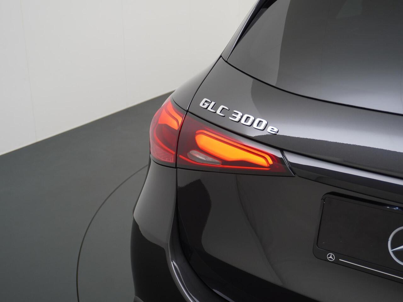 Mercedes-Benz GLC-KLASSE 300e 4MATIC Sport Edition | Memorystoelen | Panorama - Schuifdak | Niveaureling | Trekhaak Wegklapbaar | 360° Camera | Apple Carplay & Android Auto | Sfeerverlichting