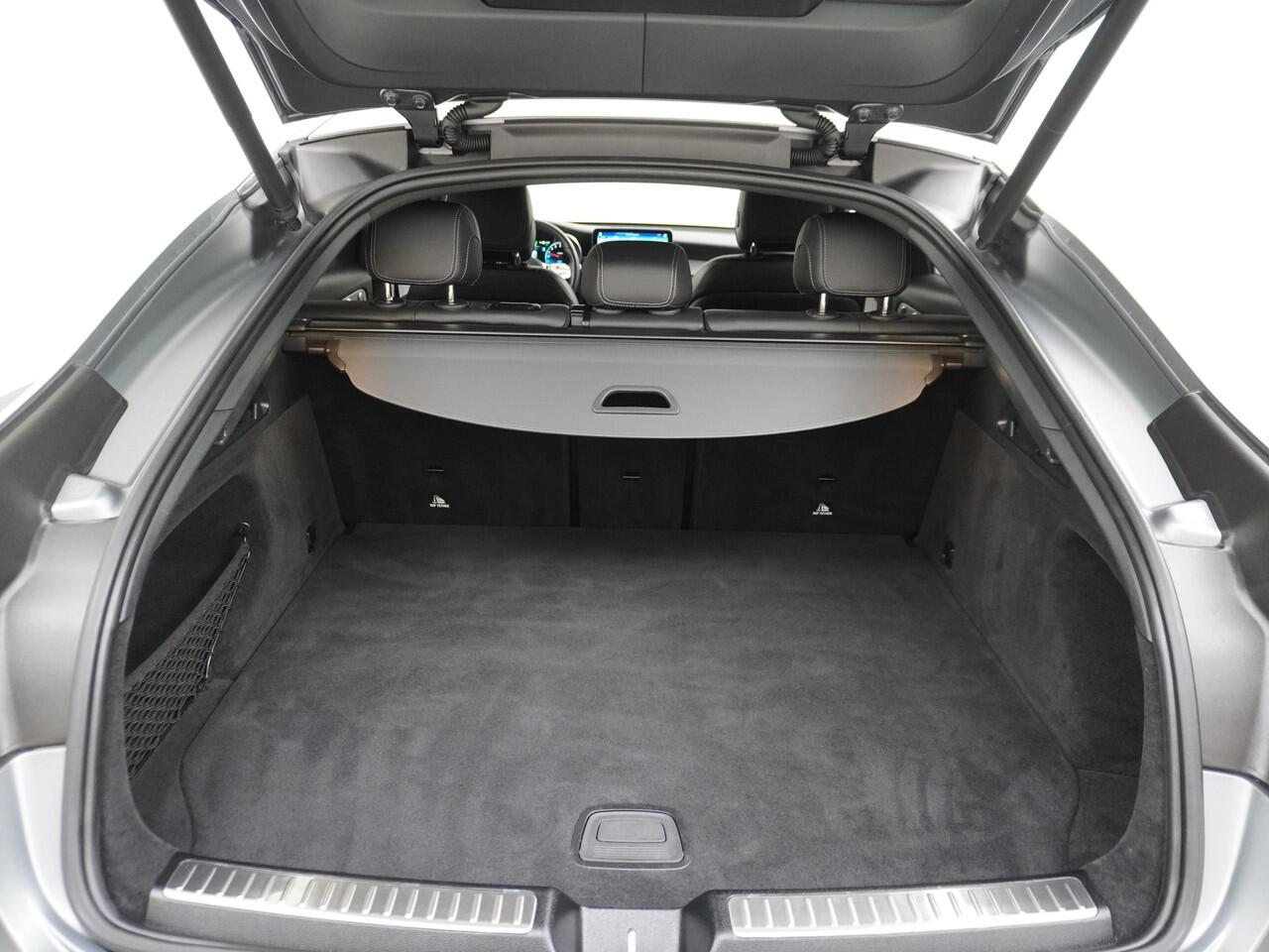 Mercedes-Benz GLC-KLASSE 300e Coupé AMG 4Matic // Burmester / Magno Grijs // 20 inch // Treeplanken // Night pakket