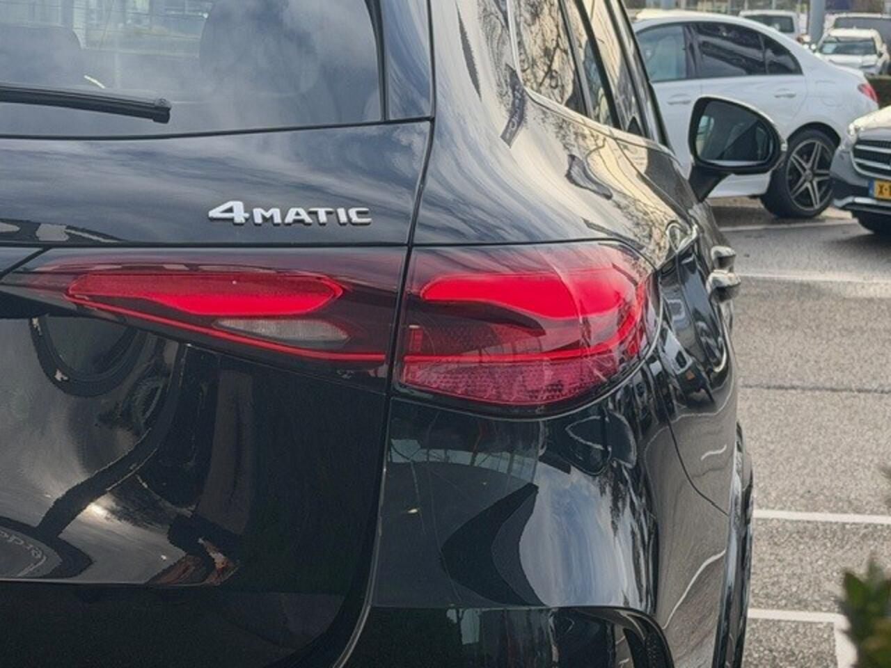 Mercedes-Benz GLC-KLASSE 300e 4MATIC AMG I Airmatic l Gestuurde achteras l Panoramadak l Burmester l Distronic l LED met adaptief groot licht assistent l Memory l MBUX l Wegklapbare trekhaak l Sfeerverlichting l 360 Camera | Techniek- pakket l Winter pakket l Smartphone integrati