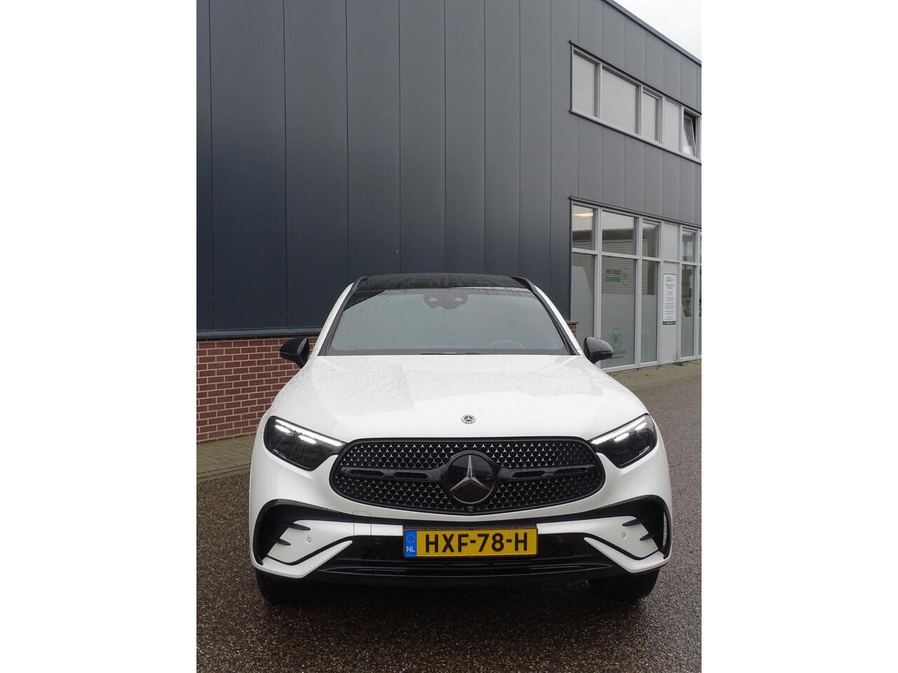 Mercedes-Benz GLC-KLASSE 300e 4MATIC AMG Line AMG LINE | NIGHT PAKKET | LUCHTVERING | ADAPTIVE CRUISE CONTROL | 360 CAMERA | SFEERVERLICHTING | PANORAMADAK | ELEKTRISCHE STOELEN | STOELVERWARMING | ELEKTRISCH ACHTERKLEP