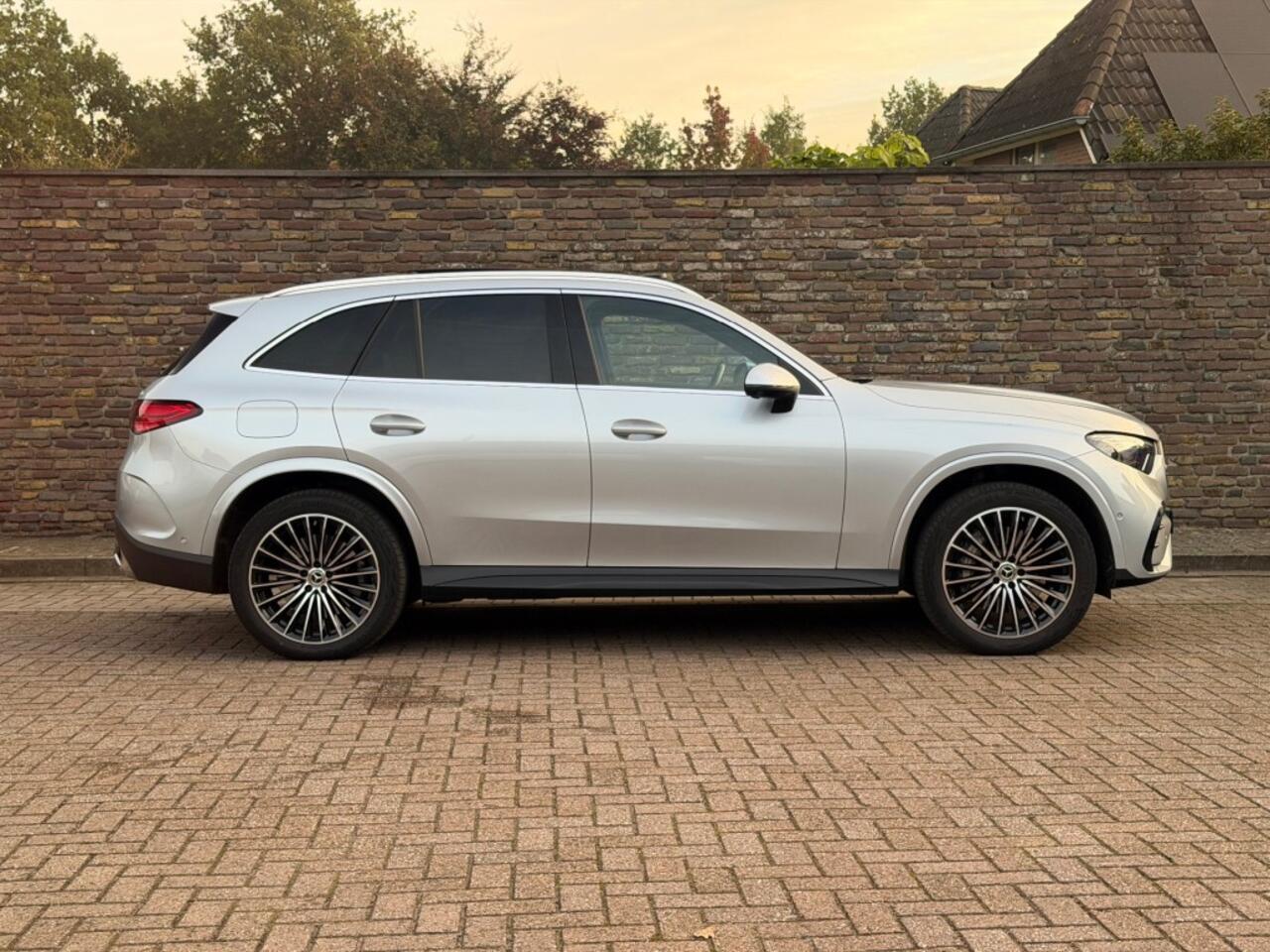 Mercedes-Benz GLC-KLASSE 300E 4MATIC AMG LINE Panodak 20 Inch Digital Light