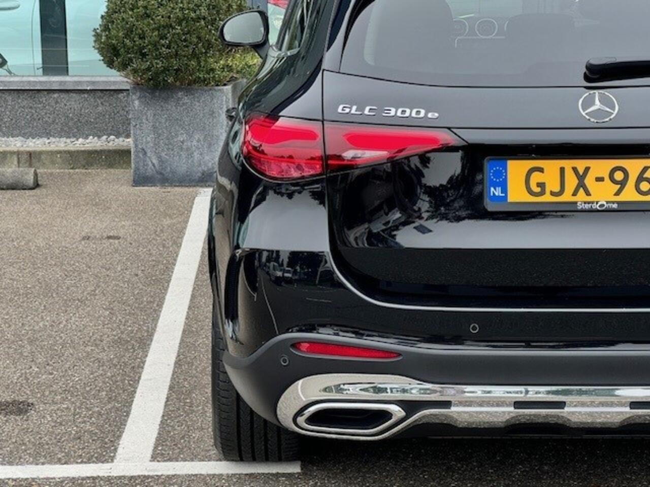 Mercedes-Benz GLC-KLASSE 300e 4MATIC AMG I Airmatic l Gestuurde achteras l Panoramadak l Burmester l Distronic l LED met adaptief groot licht assistent l Memory l MBUX l Wegklapbare trekhaak l Sfeerverlichting l 360 Camera | Techniek- pakket l Winter pakket l Smartphone integrati