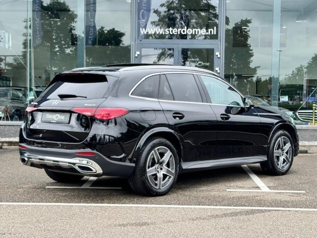 Mercedes-Benz GLC-KLASSE 300e 4MATIC AMG I Airmatic l Gestuurde achteras l Panoramadak l Burmester l Distronic l LED met adaptief groot licht assistent l Memory l MBUX l Wegklapbare trekhaak l Sfeerverlichting l 360 Camera | Techniek- pakket l Winter pakket l Smartphone integrati