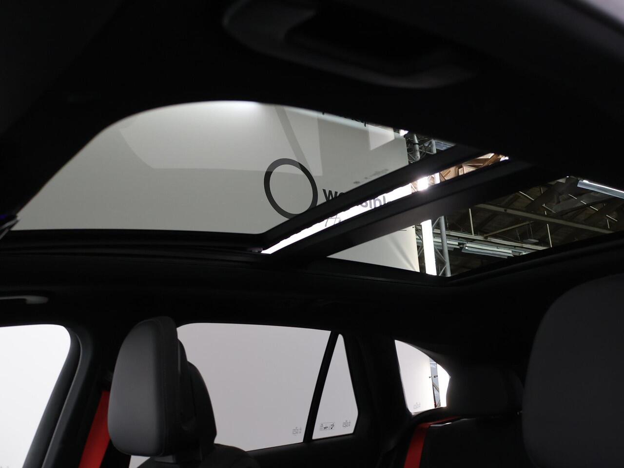 Mercedes-Benz GLC-KLASSE 300e 4MATIC AMG Line | Trekhaak | Panoramadak | Treeplanken | Premium pakket | Night pakket |