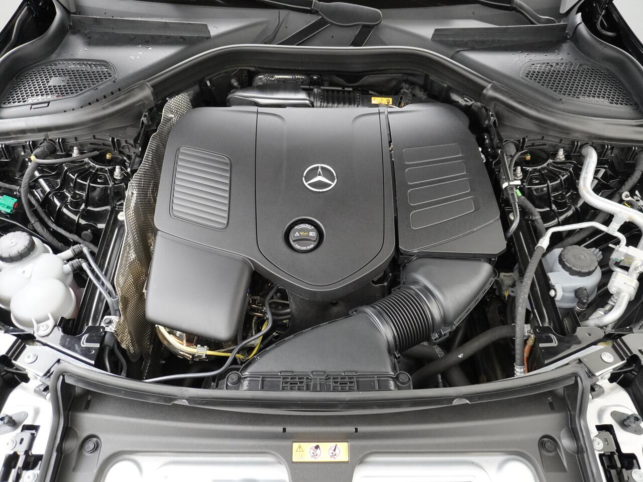 Mercedes-Benz GLC-KLASSE 300 e 4MATIC AMG Line | Achterasbesturing Luchtvering Burmester Head-Up Trekhaak Memory