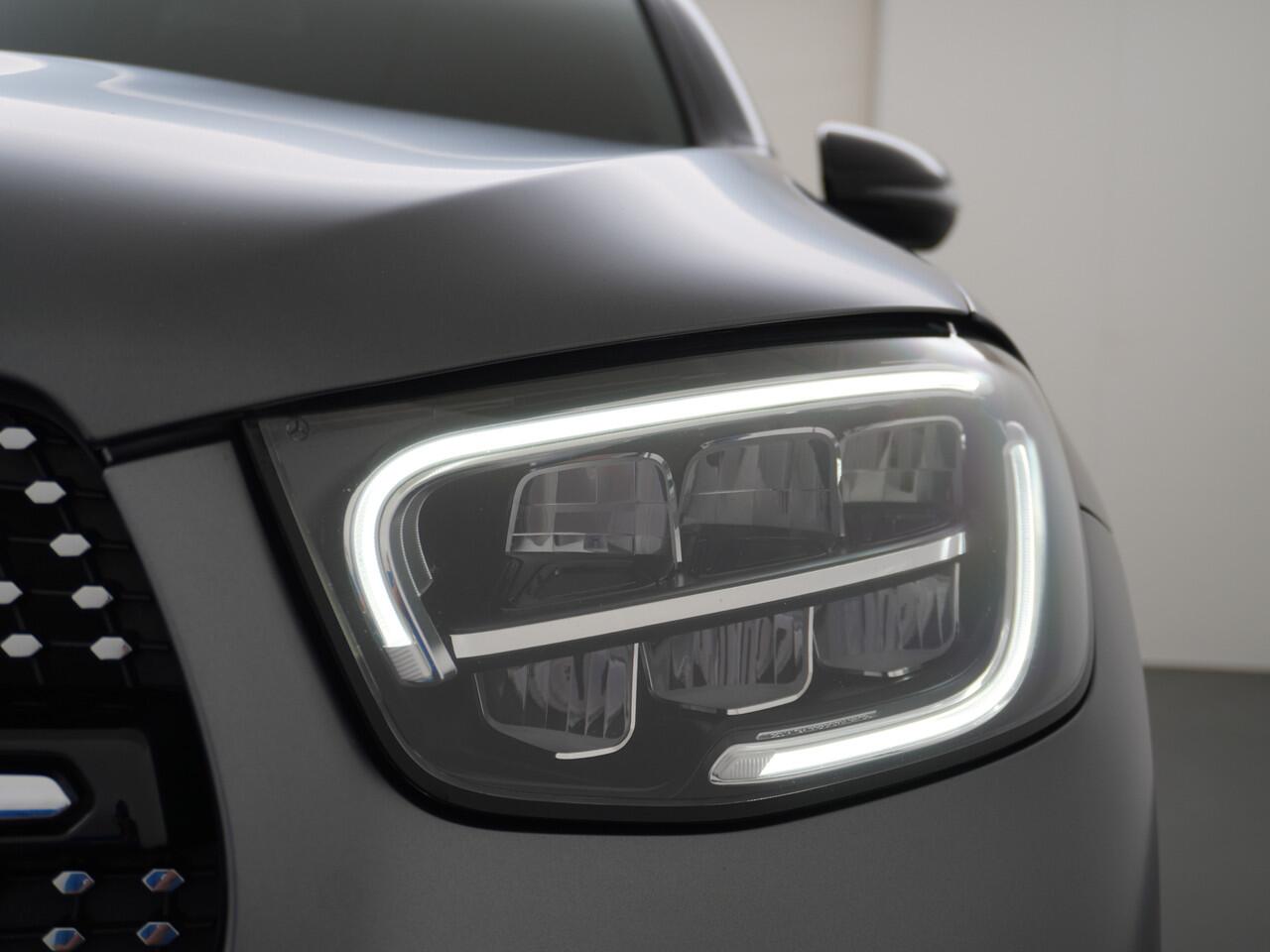 Mercedes-Benz GLC-KLASSE 300e Coupé AMG 4Matic // Burmester / Magno Grijs // 20 inch // Treeplanken // Night pakket