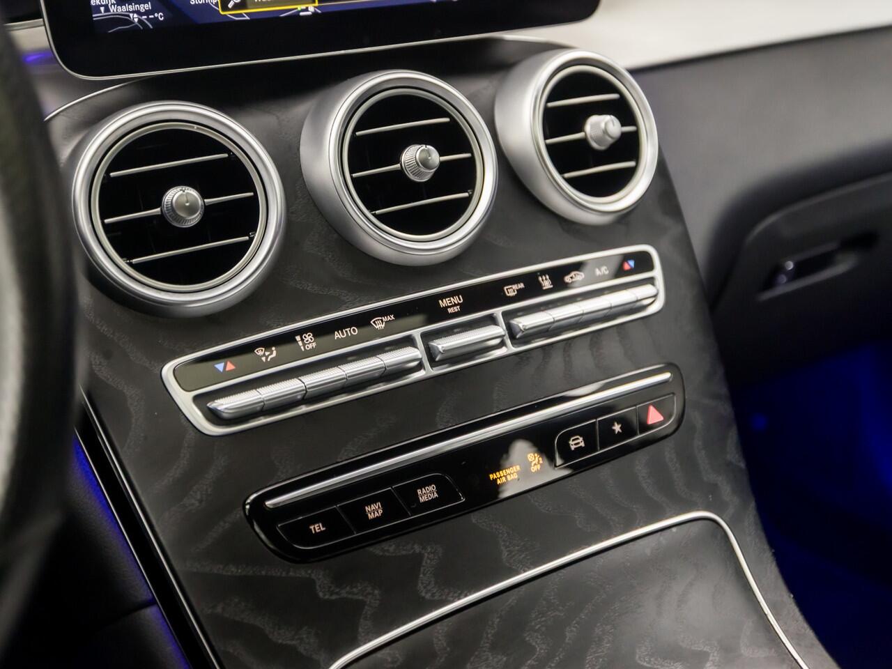 Mercedes-Benz GLC-KLASSE Coupé 300e 4MATIC AMG Sport 320Pk Automaat (SCHUIFDAK, VIRTUAL COCKPIT, SFEERVERLICHTING, LEDER/ALCANTARA, 360 CAMERA, GROOT NAVI, STOELVERWARMING, NIEUWSTAAT)