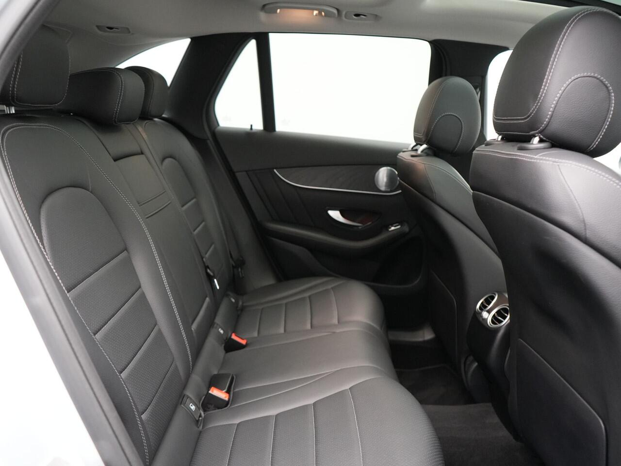 Mercedes-Benz GLC-KLASSE 300e 4MATIC AMG Plug In Hybrid 320pk Dealer O.H PHEV | Panodak | Adaptive Cruise | Burmester Audio | Camera | 20"L.M | Lederen Sportstoelen Verwarmd | Apple Carplay | Blis | Sfeerverlichting | Navigatie | DAB |