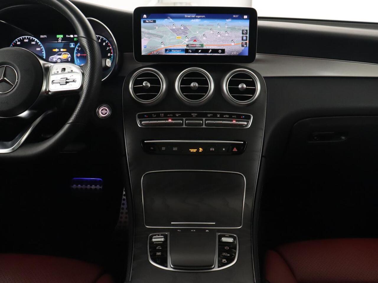 Mercedes-Benz GLC-KLASSE 300e 4Matic AMG | Panoramadak | Two-Tone Leder | 360 Camera | Stoelverwarming | Burmester | Carplay | Digital Cockpit | Keyless | Navigatie | Sfeerverlichting | PHEV | Plug In