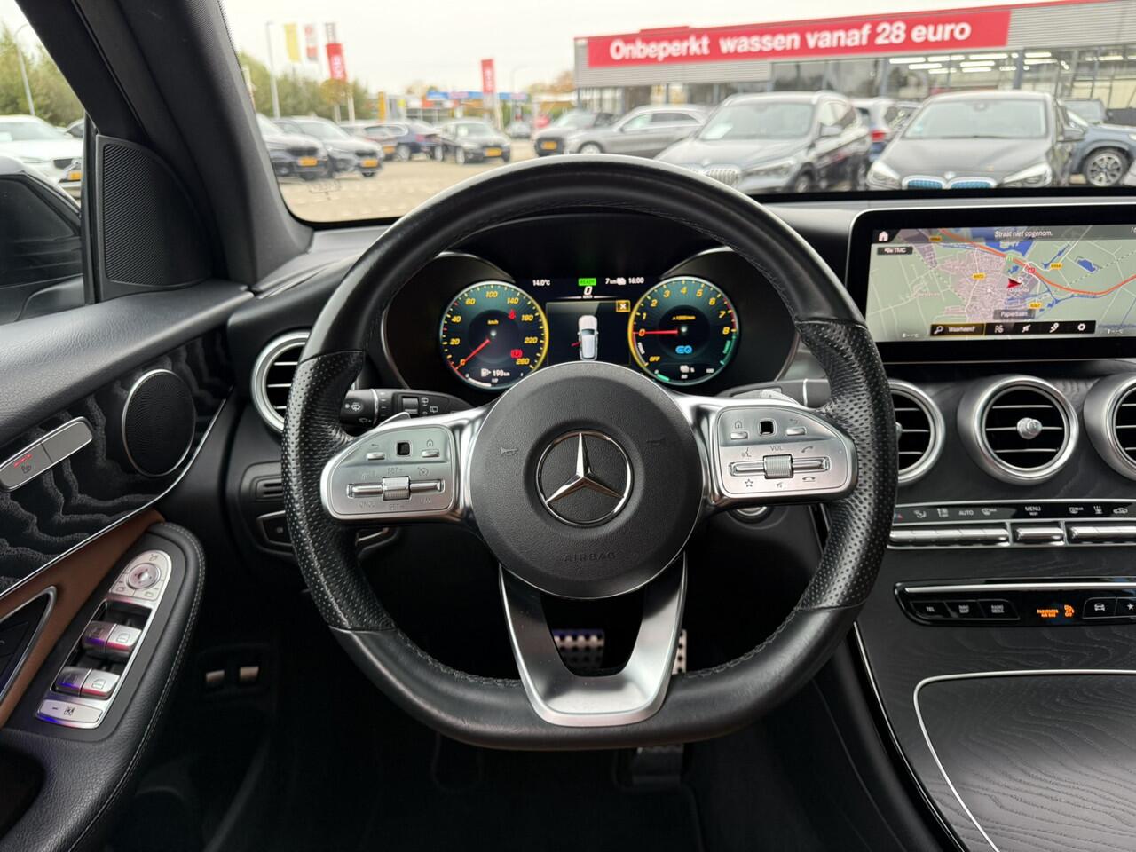 Mercedes-Benz GLC-KLASSE 300e 4MATIC AMG-Line LED Panoramadak Trekhaak 19 Inch Achteruitrijcamera PDC Carplay